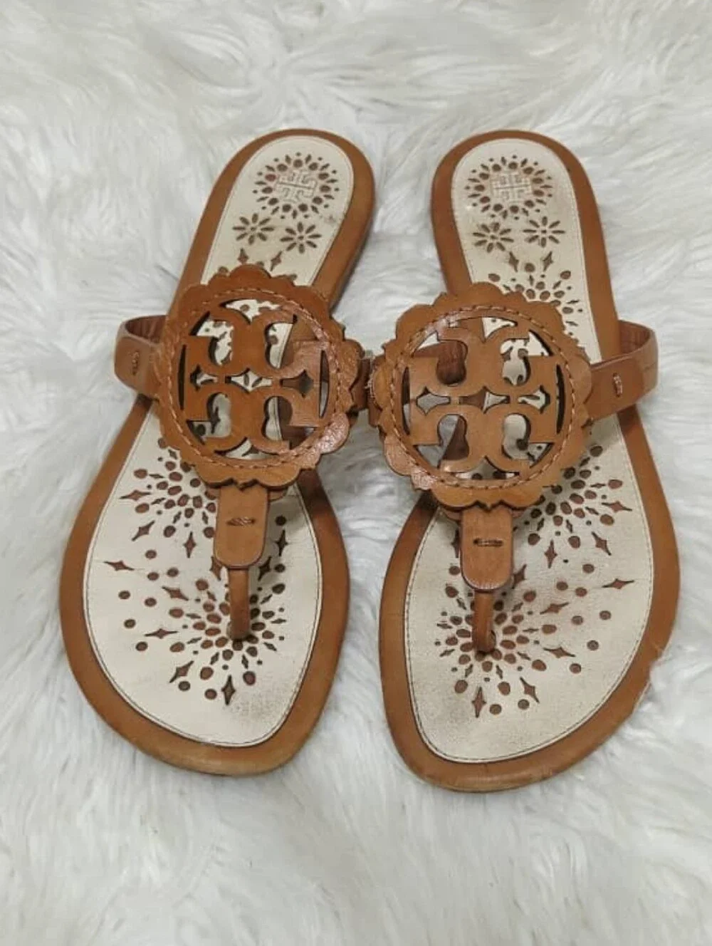 Tory Burch Miller Leather Scallop Logo Flat  Sandal Thong Tan/Cream Size 9M $225